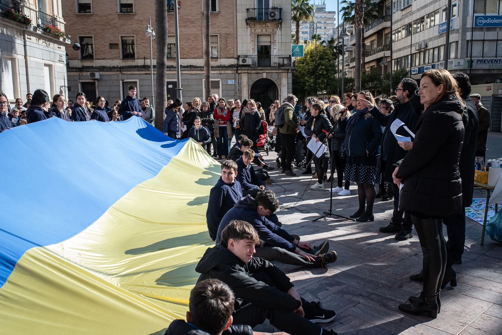Imágenes de la lectura del manifiesto por la paz de los alumnos del Colegio María Inmaculada