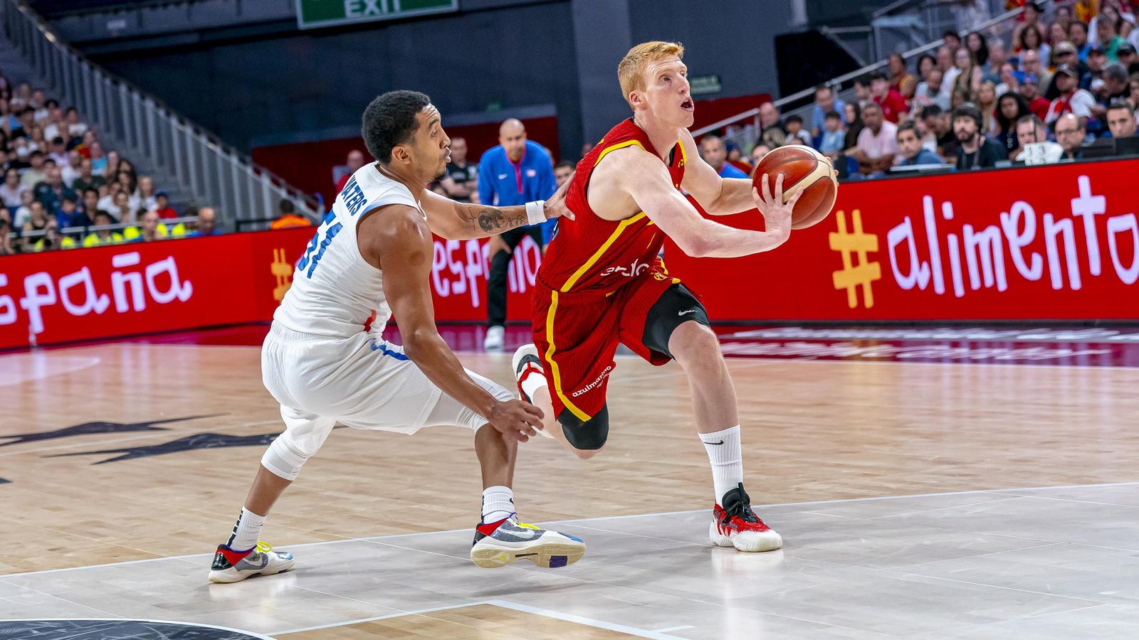 Alberto Díaz da un pase.