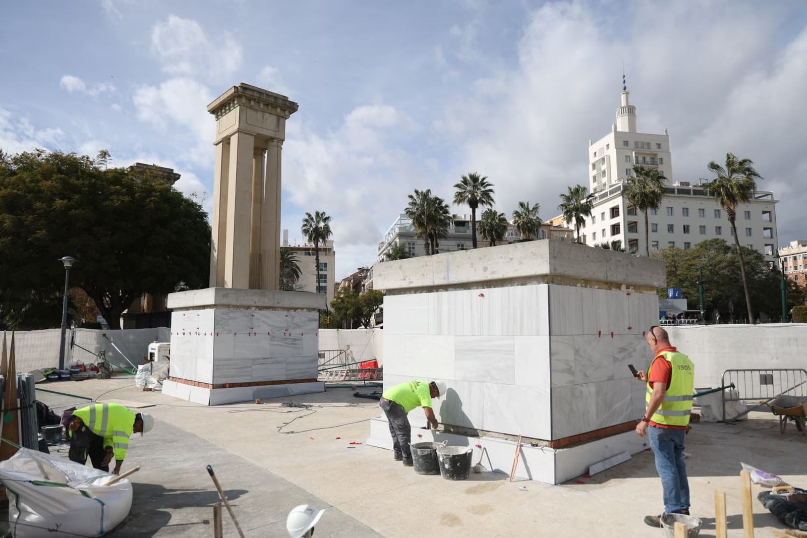 Instalación de los recubrimientos sobre los pedestales en los que irán las esculturas de Ginés Serrán.