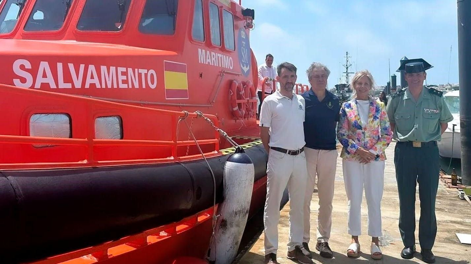 El capitán marítimo en Huelva, Alejandro Andray; la subdelegada del Gobierno, María José Rico; y el jefe del Área de Explotación de la Agencia Pública de Puertos de Andalucía, Francisco Martínez. El capitán marítimo en Huelva, Alejandro Andray; la subdelegada del Gobierno, María José Rico; y el jefe del Área de Explotación de la Agencia Pública de Puertos de Andalucía, Francisco Martínez.