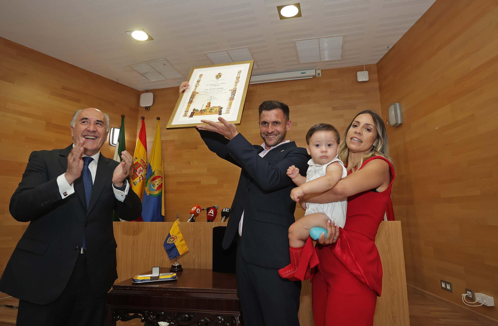 El acto de imposición de la insignia de la ciudad de Algeciras a Iván Turrillo, en imágenes