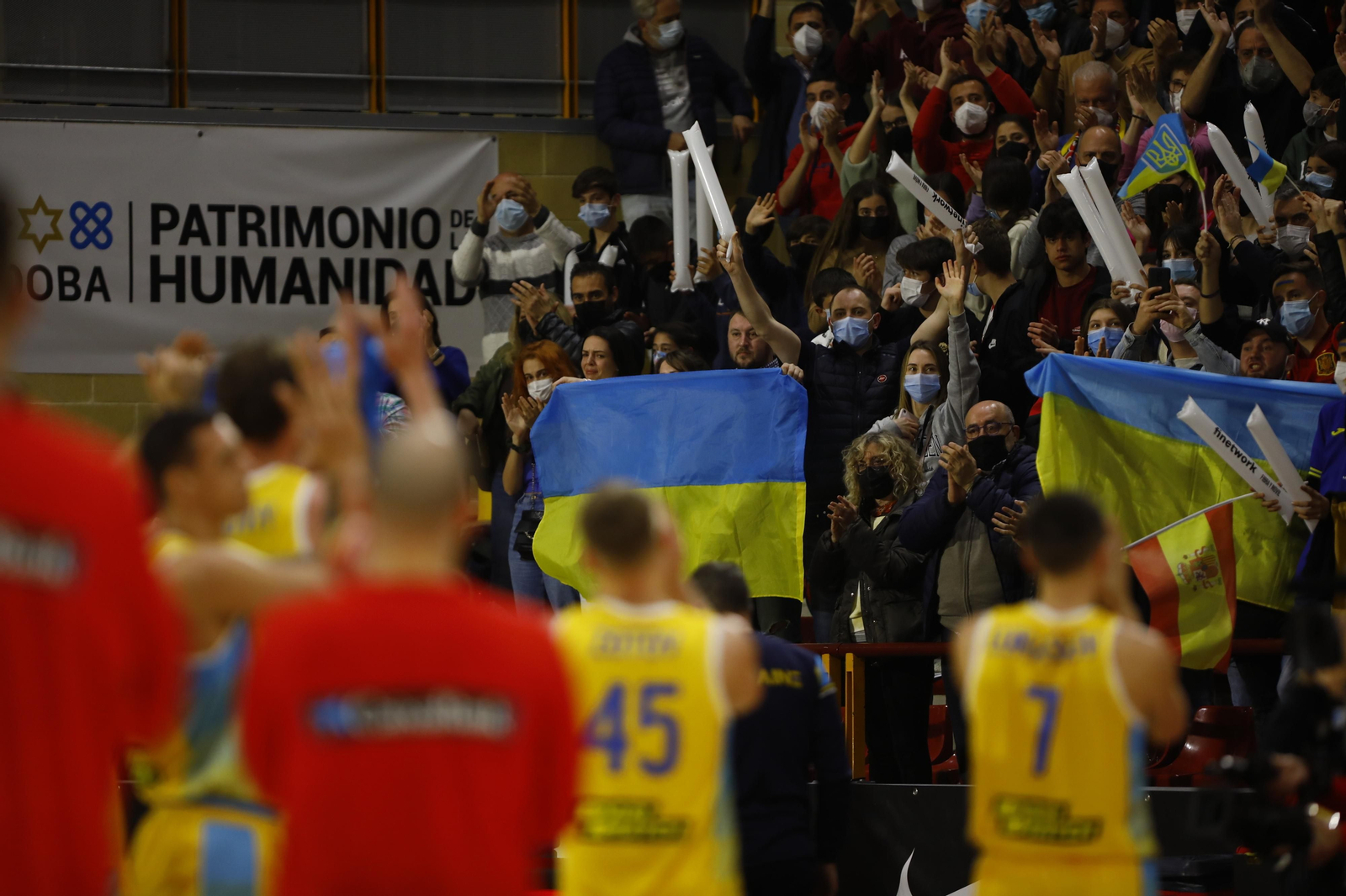 Las imágenes del emotivo encuentro entre España y Ucrania en Córdoba