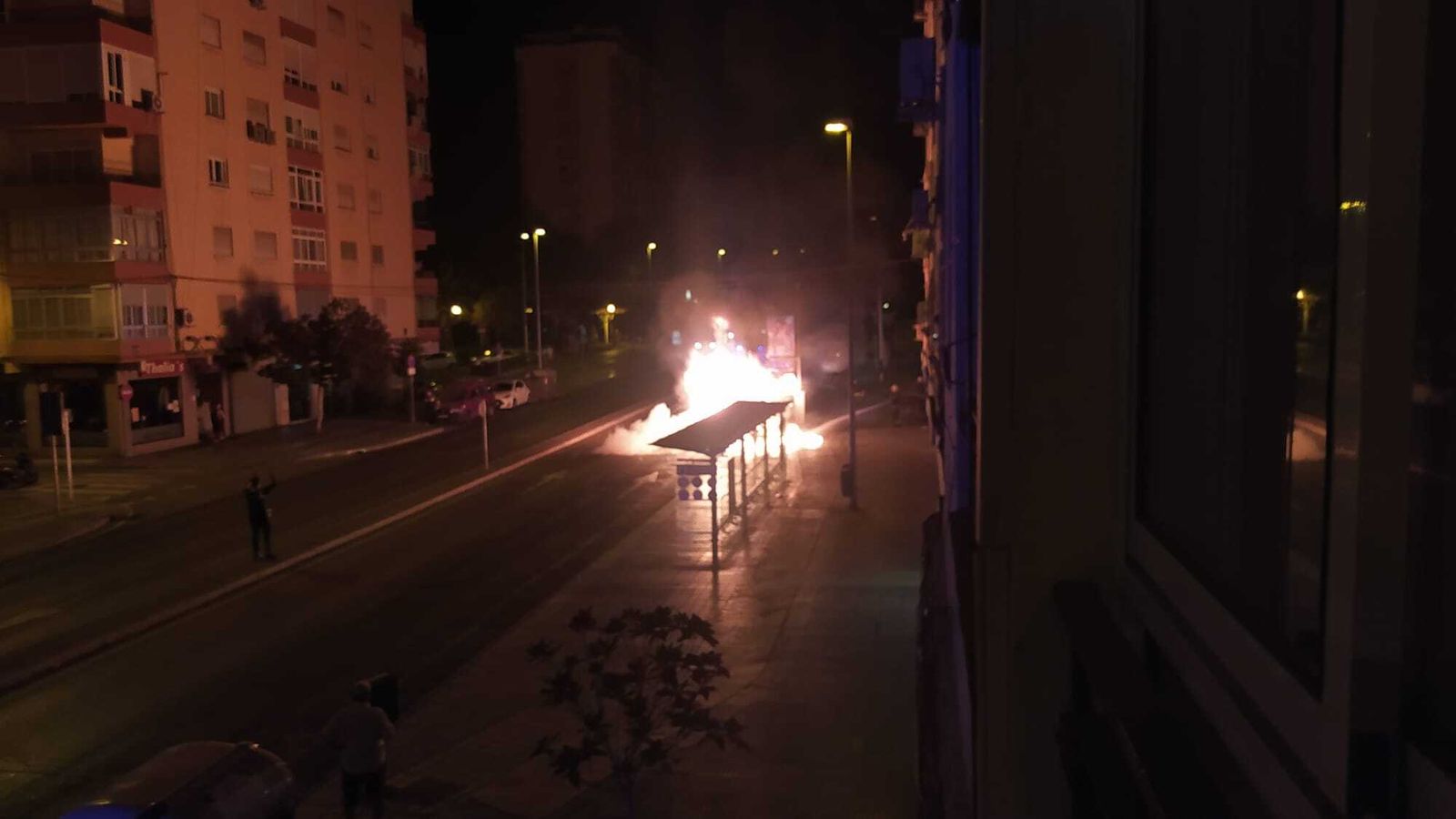 Un contenedor ardiendo esta pasada madrugada en Málaga.