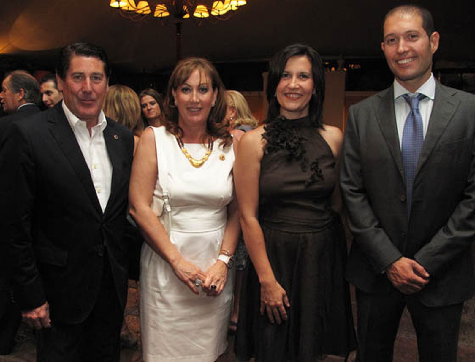 El empresario y ‘león’ Miguel Gallego y su esposa, Rosa García Alonso, con Noemi Fuentes y Daniel Durán, de Fundación Gerón.

Foto: Victoria Ramírez