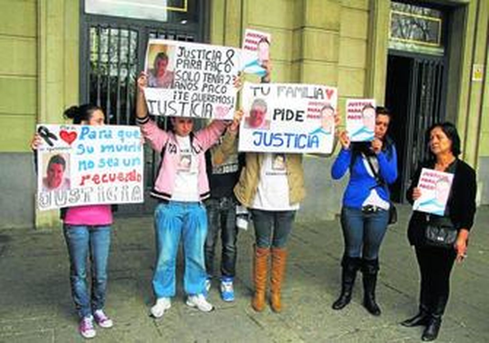 Varios familiares del fallecido, concentrados a las puertas de la Audiencia donde se sigue el juicio.