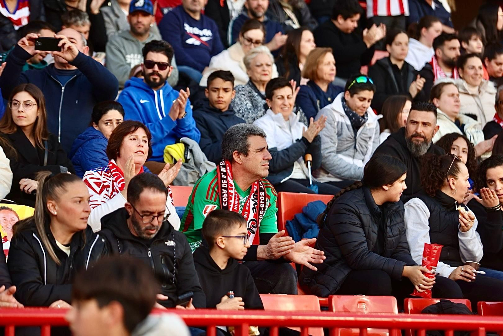 Encuéntrate en la grada de Los Cármenes en el Granada-Atlético de Madrid