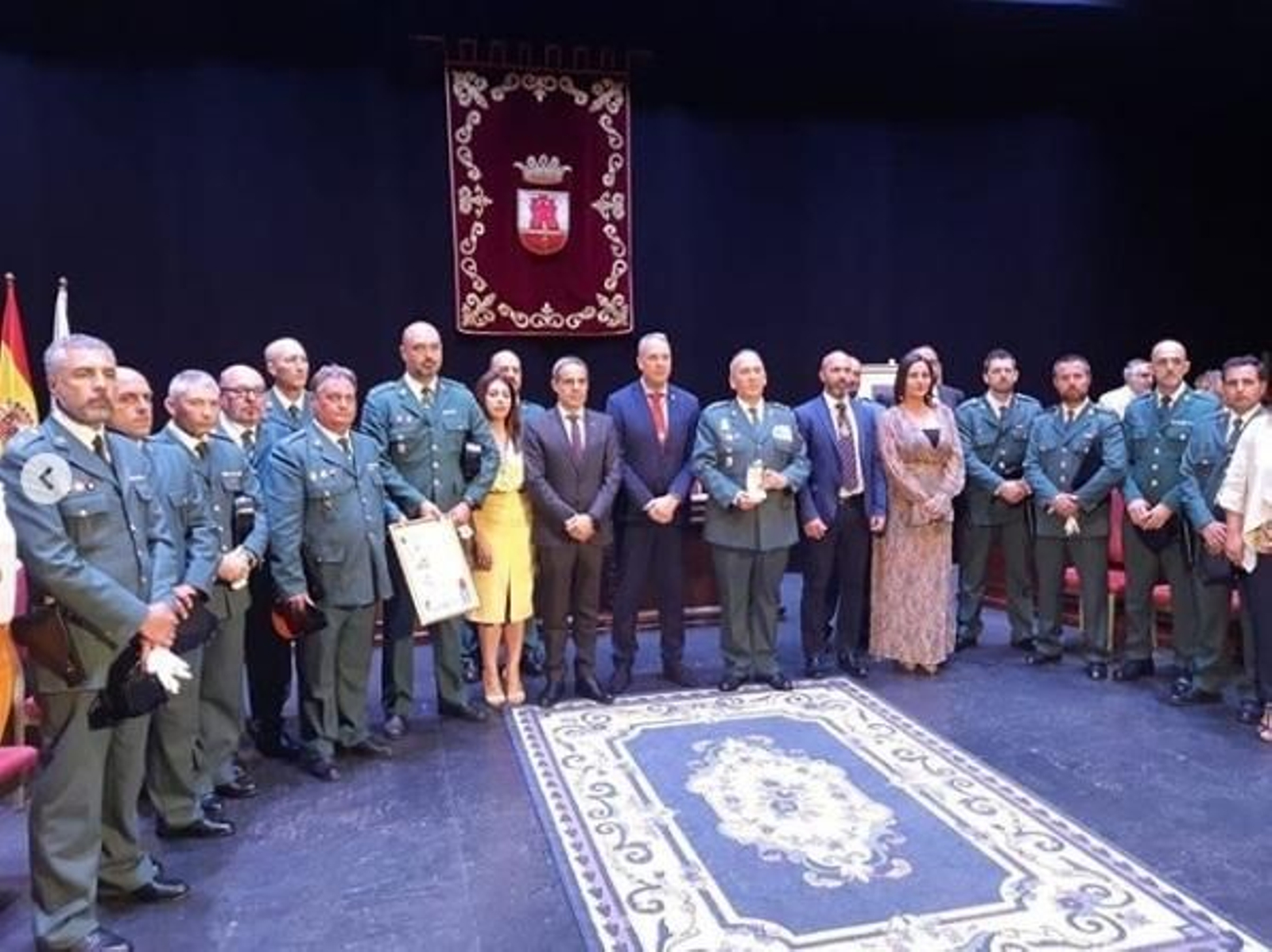 El coronel jefe de la Comandancia de Algeciras, Jesús Núñez, y el alcalde de San Roque, Juan Carlos Ruiz Boix, guardan silencio en memoria del agente muerto.