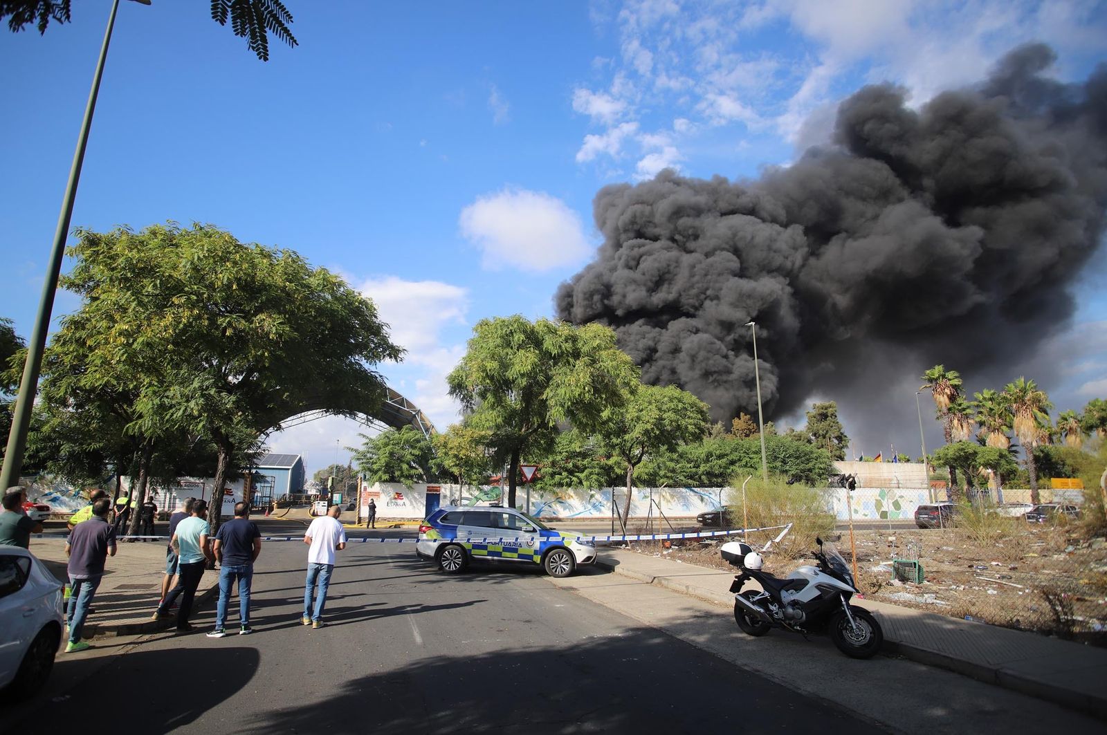 Imágenes del incendio en las instalaciones de Hierros España