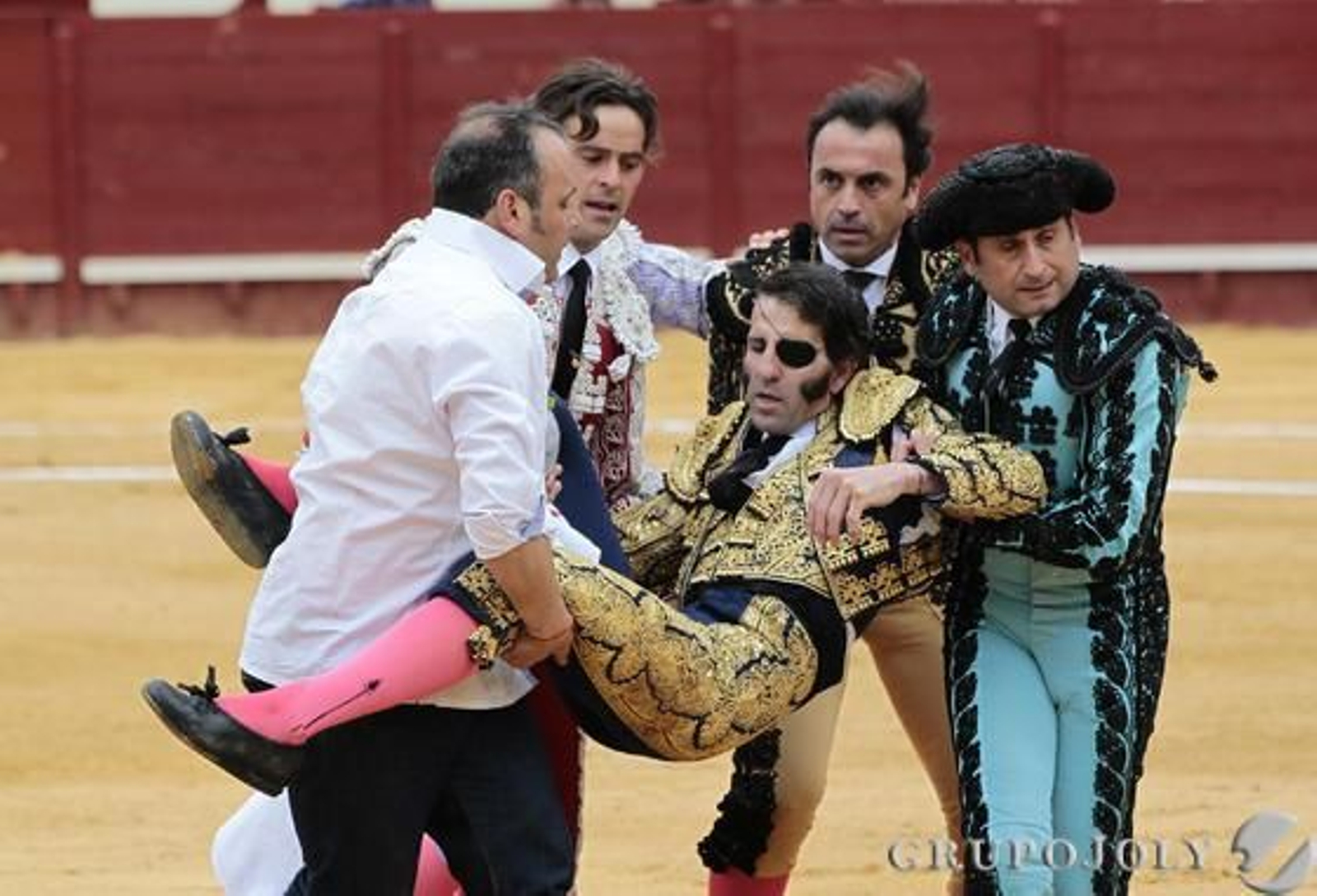 Salió de la enfermería, volvió al ruedo, lidió el toro y consiguió abrir la puerta grande con su segundo.

Foto: Miguel Angel Gonzalez