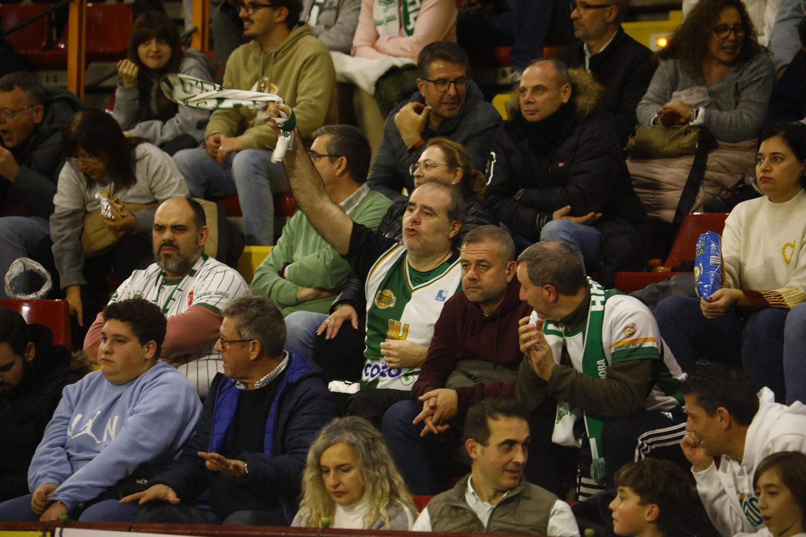Las mejores fotos del ambiente en Vista Alegre para el Coto Córdoba - Baloncesto Valladolid