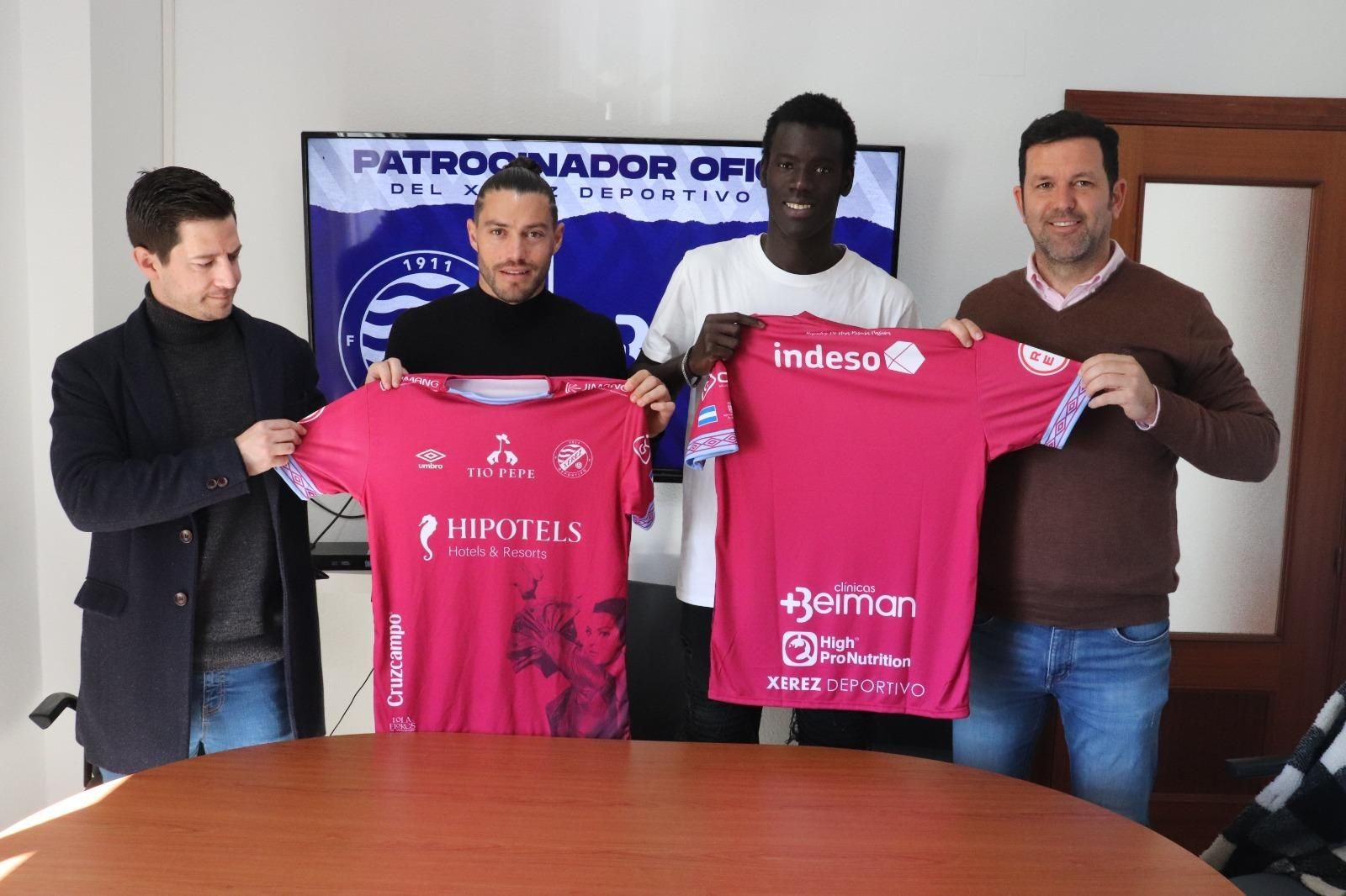 David Agudo y Cheikh posan con una de las camisetas del Xerez DFC dedicada a Lola Flores en Beiman.