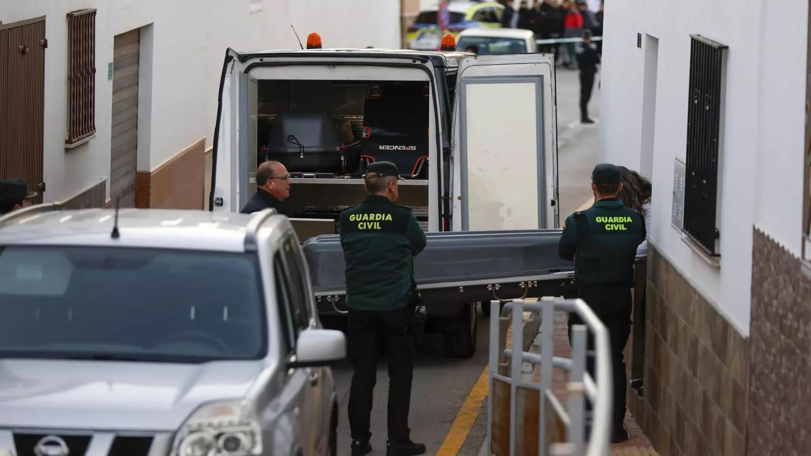 Los servicios funerarios retiran el cuerpo de la mujer de 25 años asesinada por su pareja en Campillos, Málaga el pasado 27 de noviembre de 2025.