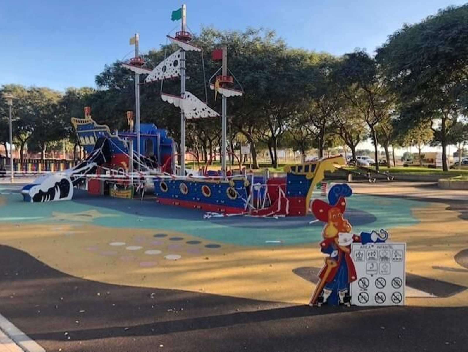 Parque infantil con la cartelería especial con el aforo permitido,  normas y recomendaciones