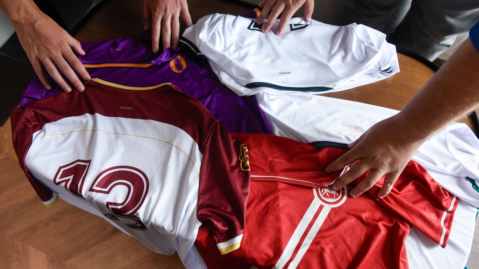 Camisetas de La O, El Cerro o La Lanzada.