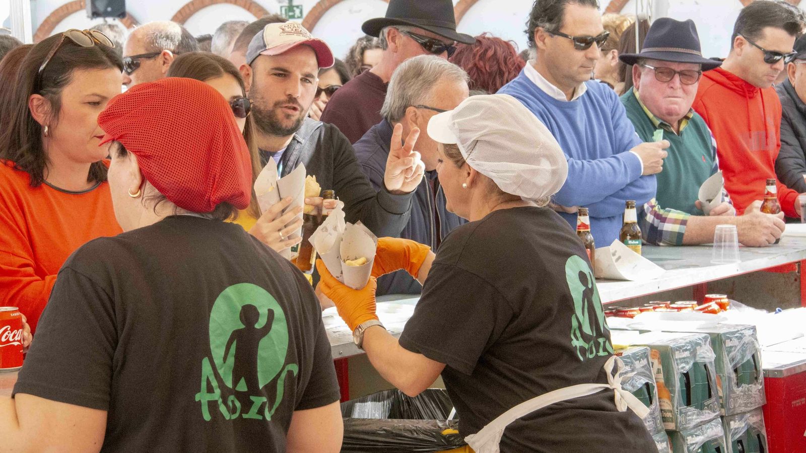 Miembros de Adis y Caromar trabajaron a destajo para poder servir el pescado a todo el público que no quiso perderse el espectáculo preparado.