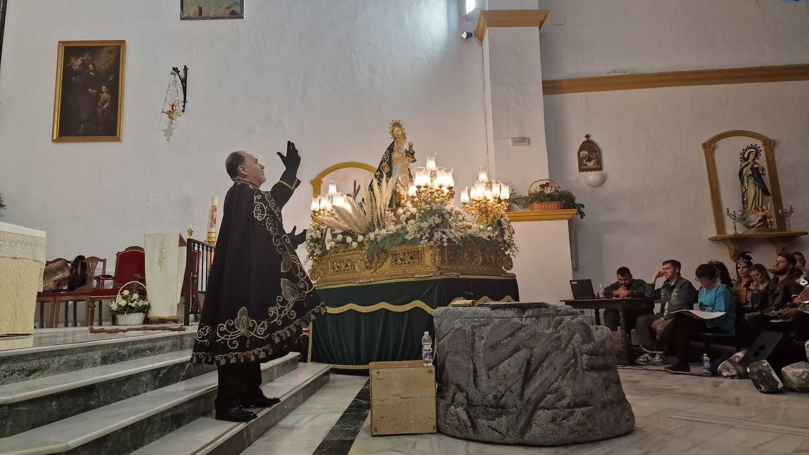 Representación de los Papeles en la iglesia por la lluvia.