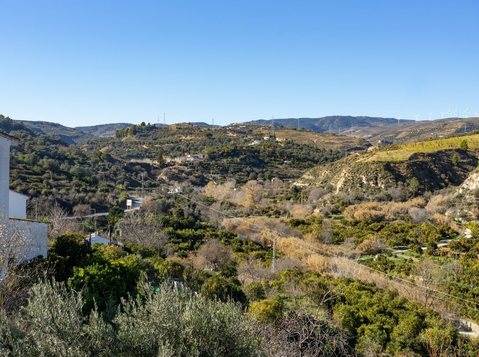 RESTÁBAL. Red Eléctrica estima que así quedarían las torres de alta tensión vistas desde la población de Restábal, que forma parte del Ayuntamiento de El Valle