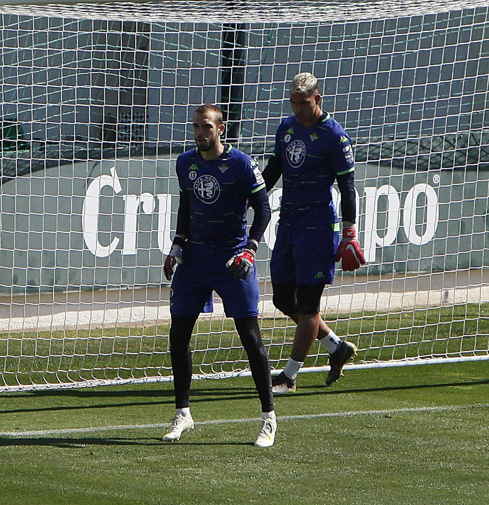 Pau López junto a Joel Robles en un entrenamiento.