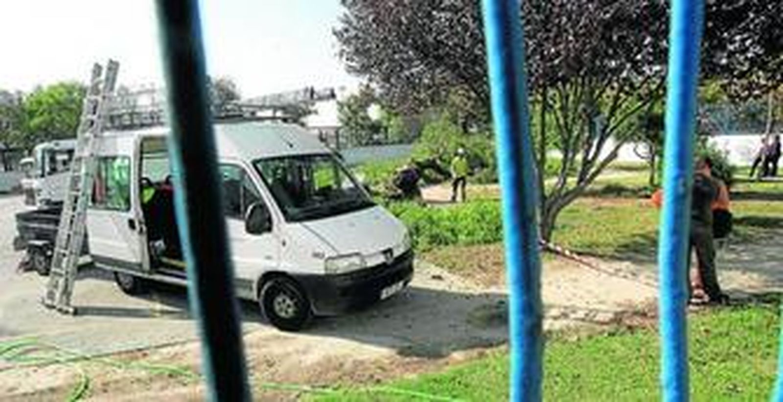 Operarios municipales de Medio Ambiente ayer trabajando en la zona infestada de ratas.