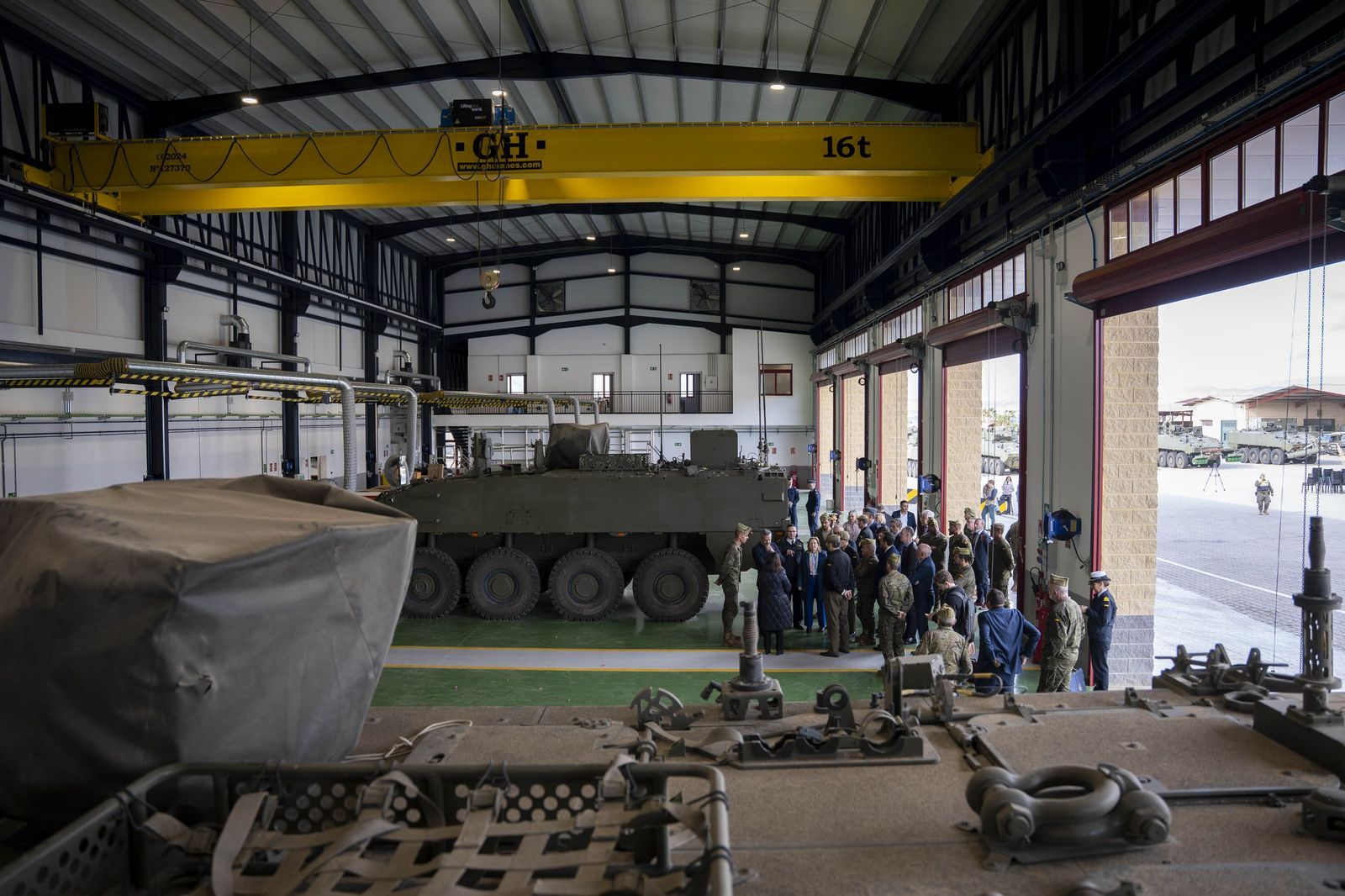 Margarita Robles entrega en Viator los primeros vehículos 8x8 ‘Dragón’ al Ejército de Tierra