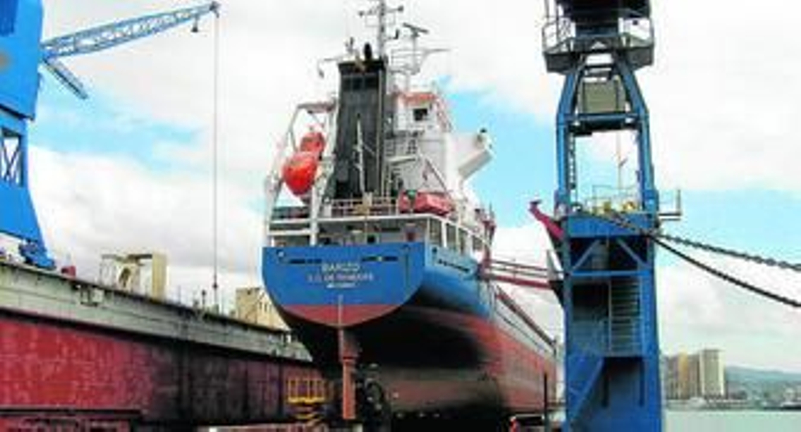 Mercante de bandera española 'Barizo' en el dique para reparar su hélice.