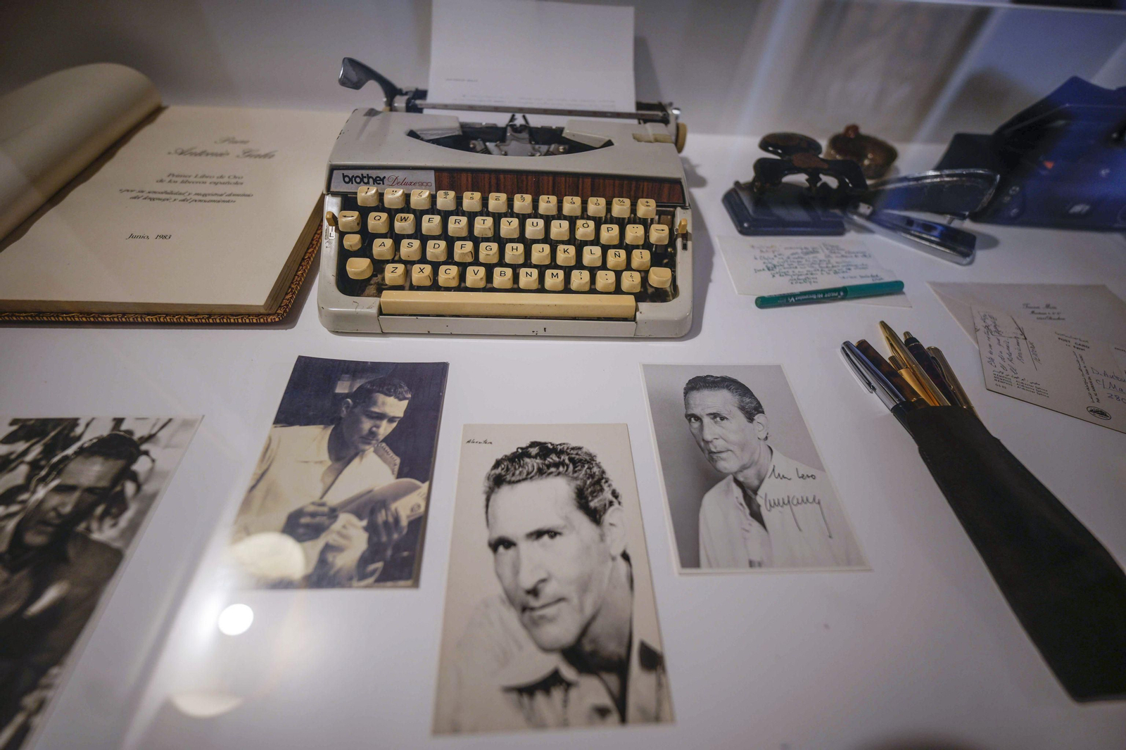 Varios de los objetos personales del poeta y dramaturgo Antonio  Gala.