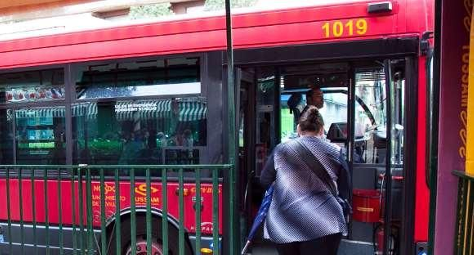 Los trabajadores de Tussam piden que se adapte el servicio a la creciente afluencia a la preferia