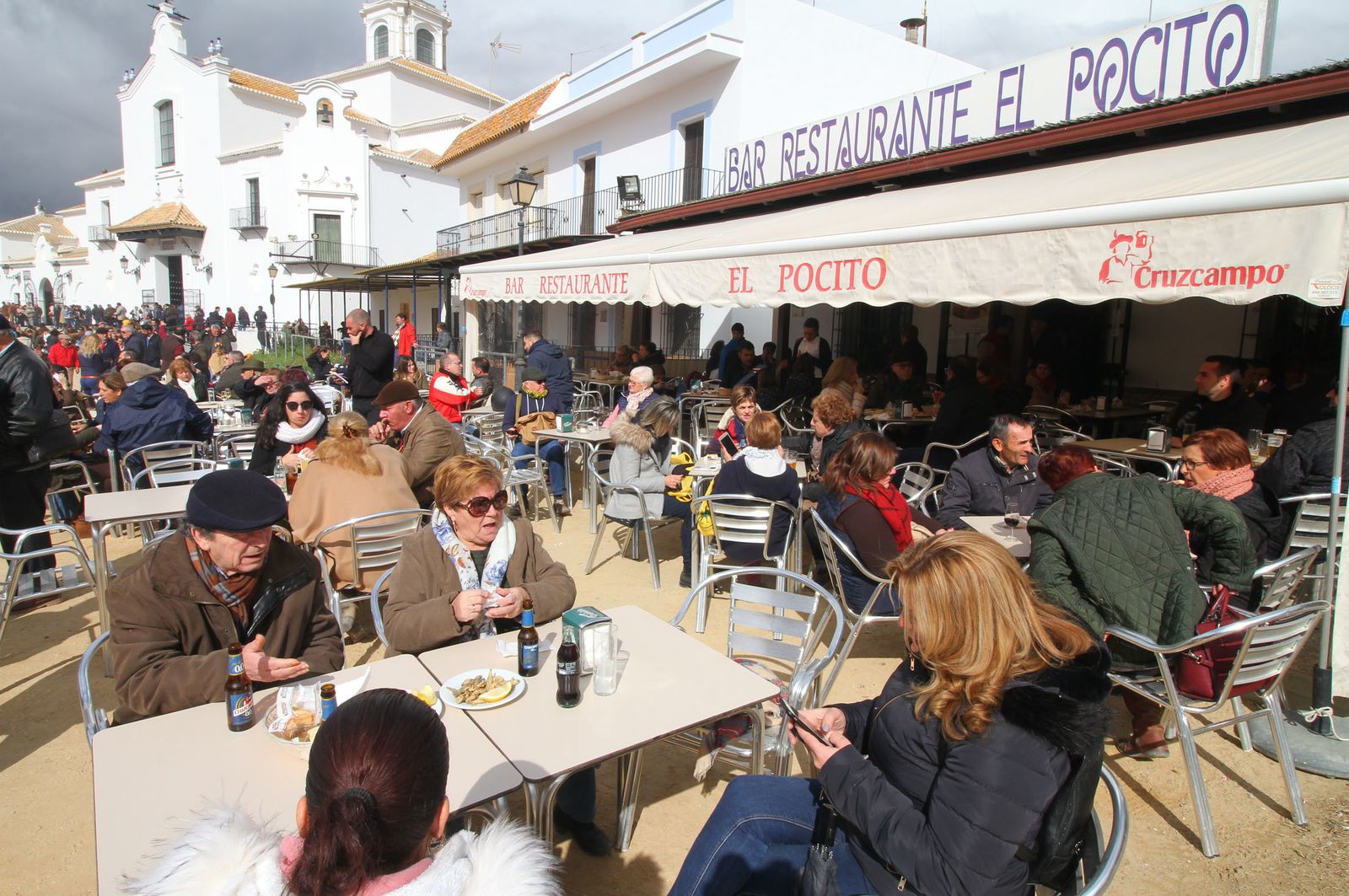 El Rocío celebra La Candelaria con la presentación de los niños a la Virgen, en imágenes
