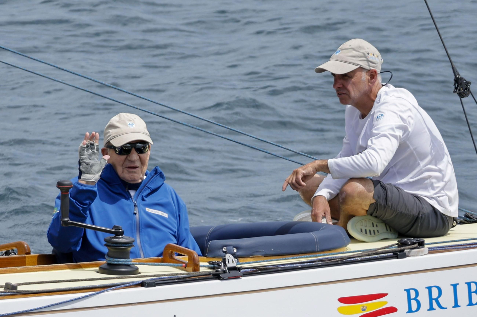 Juan Carlos I saluda durante una regata en Galicia.