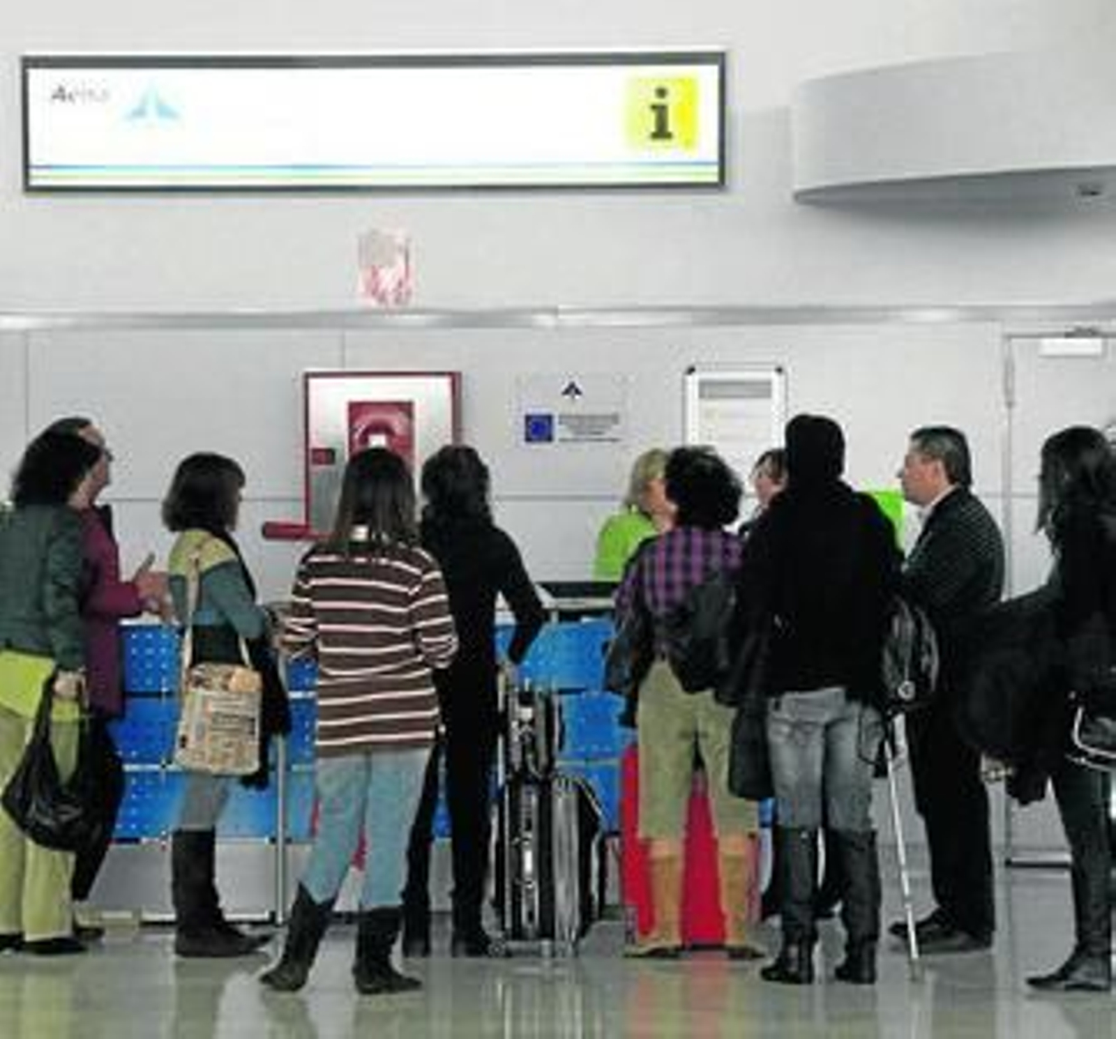 Un grupo de viajeros ante el mostrador de Aena el pasado 6 de diciembre.