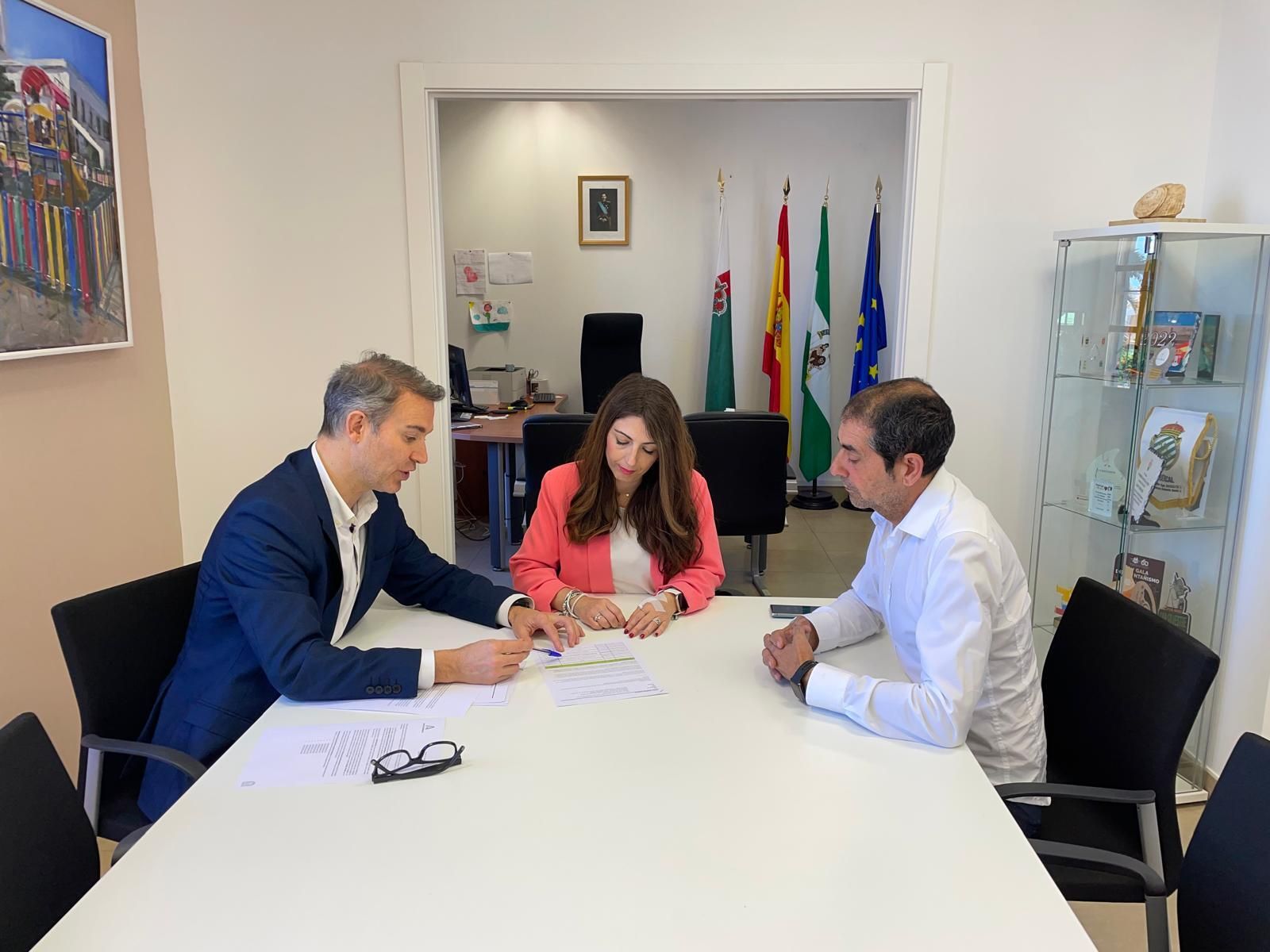 Reunión de Amós García con el equipo del Ayuntamiento.