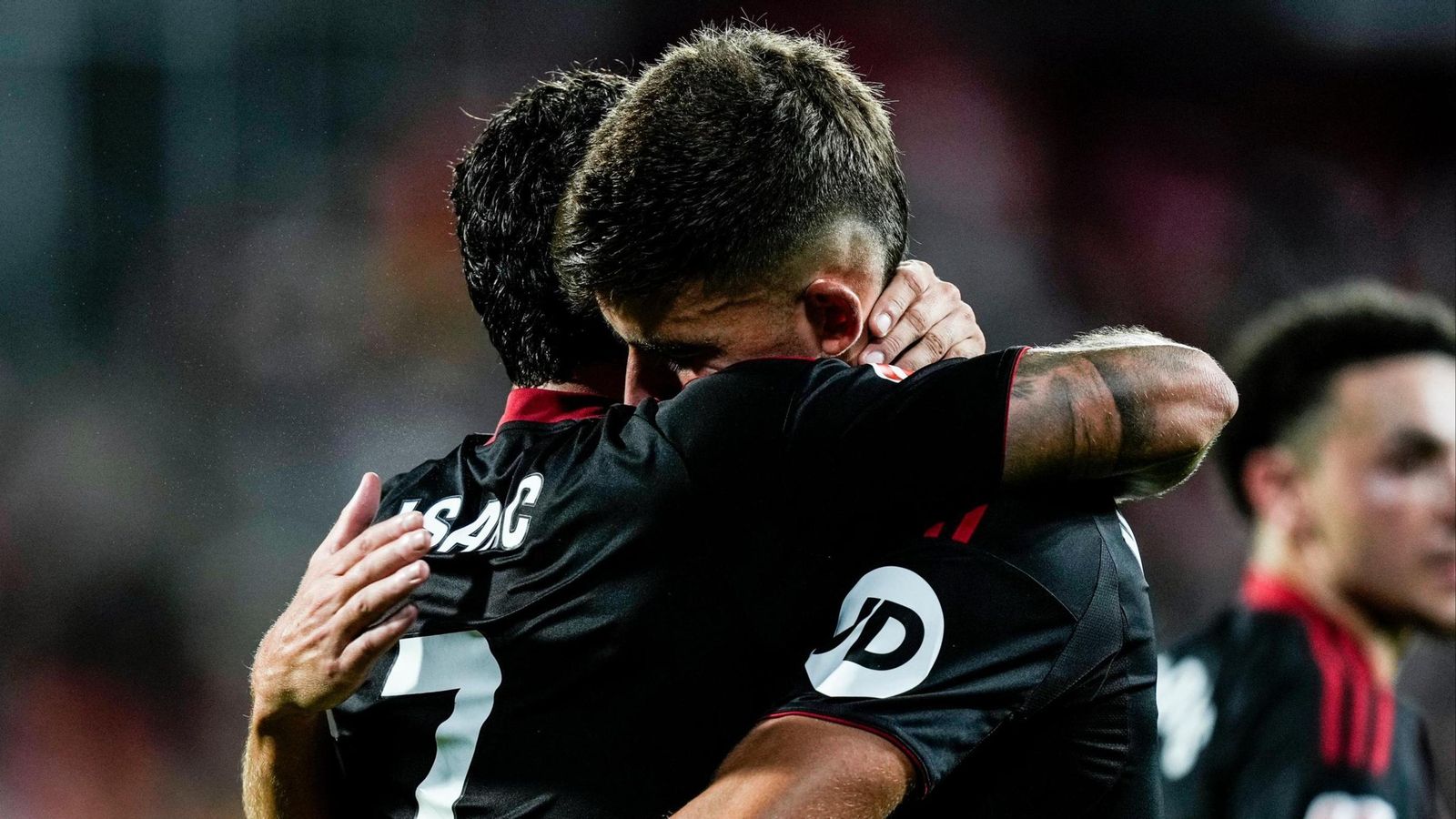 Isaac celebra su gol ante el Girona con Kike Salas