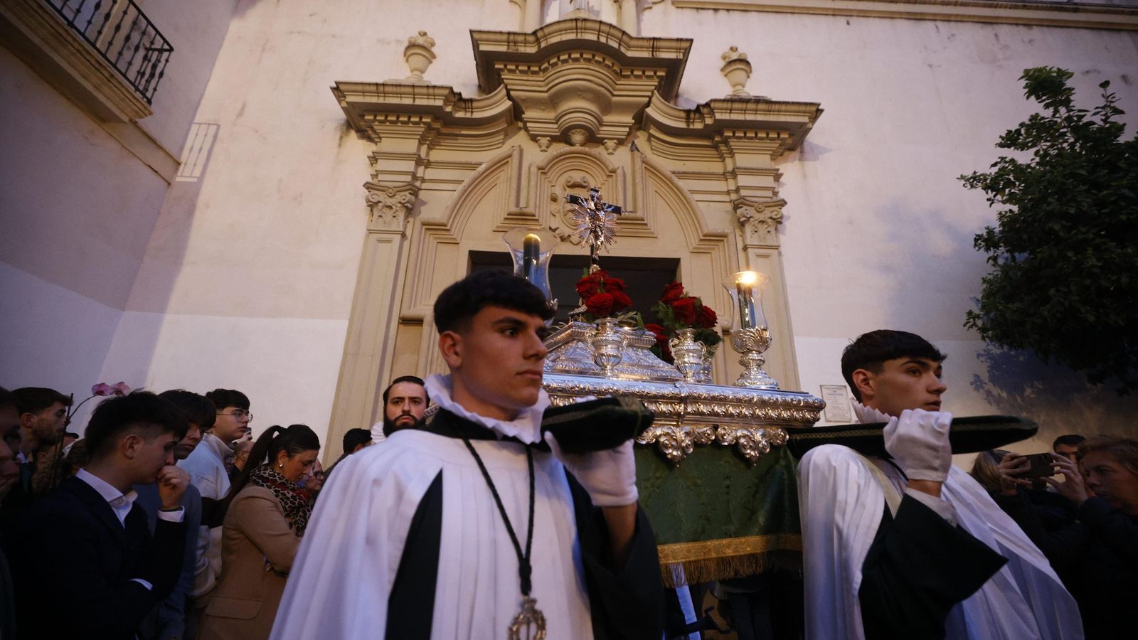 Lignum Crucis de la Vera Cruz saliendo a la calle.