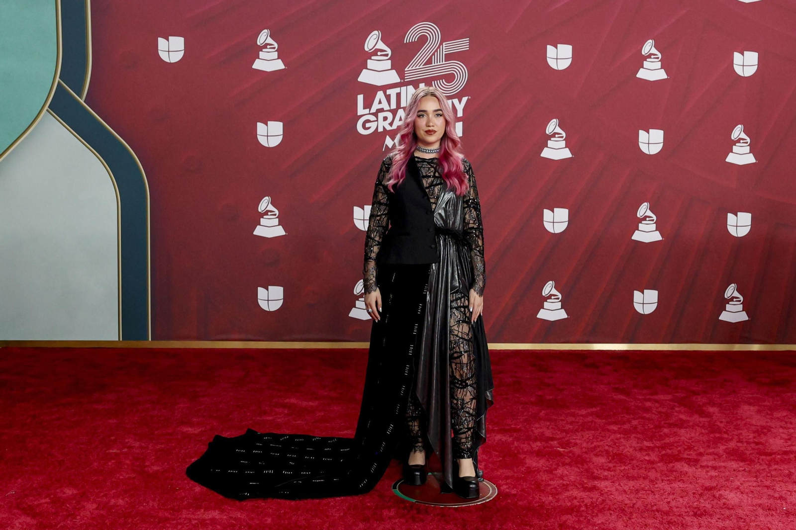 Todos los famosos, tendencias y curiosidades en la alfombra roja de la 25 edición de los Grammy Latinos