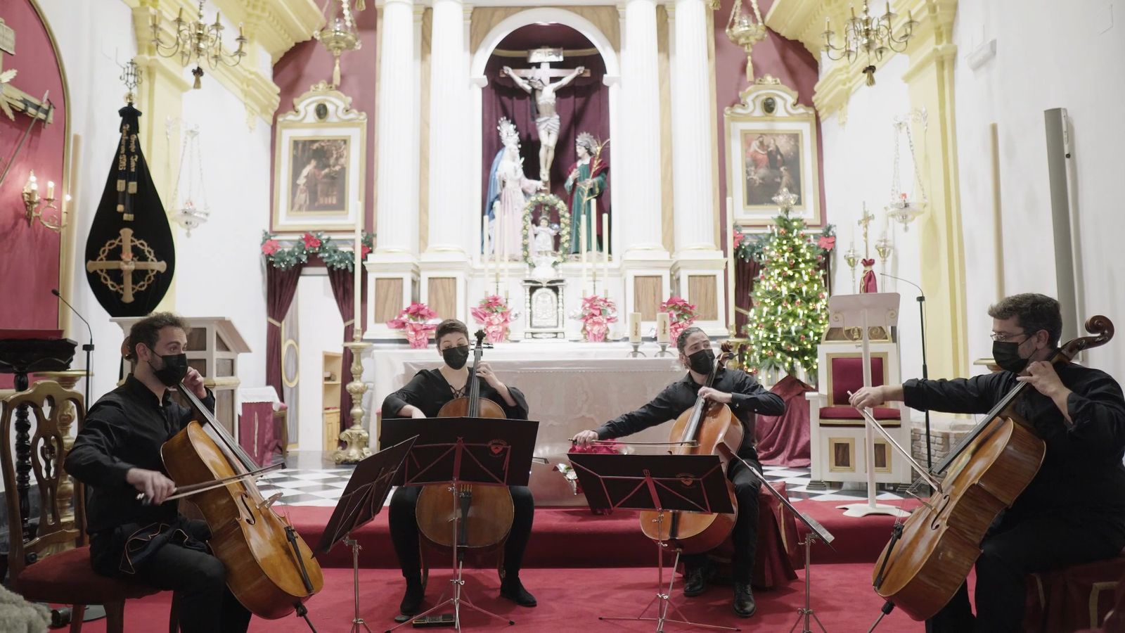 El ensemble de violonchelos Juan Ruiz-Casaux, en el concierto en la Capilla del Santísimo Cristo de la Vera Cruz.