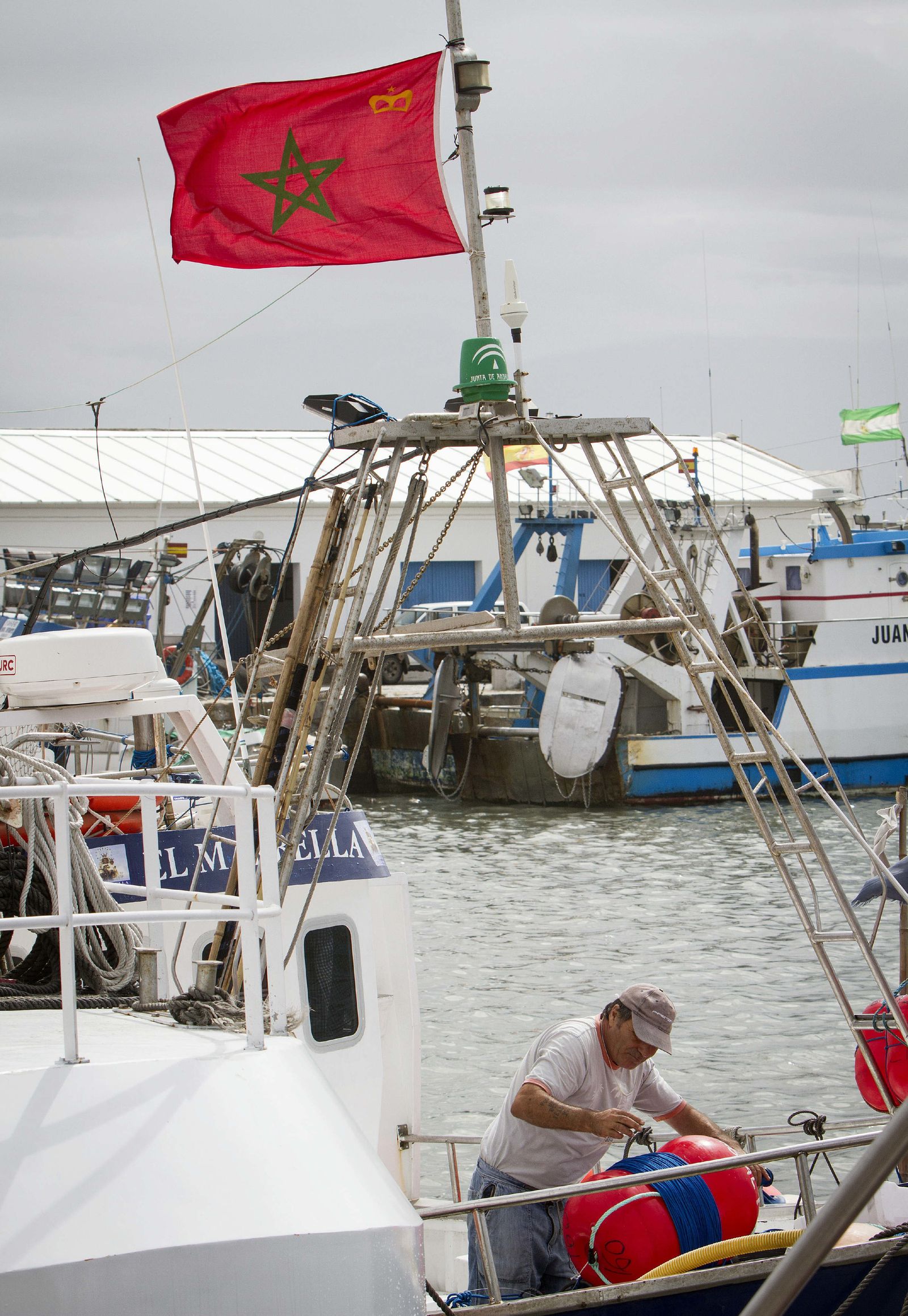 Un pesquero de los que faenan en Marruecos, en el puerto de Barbate.