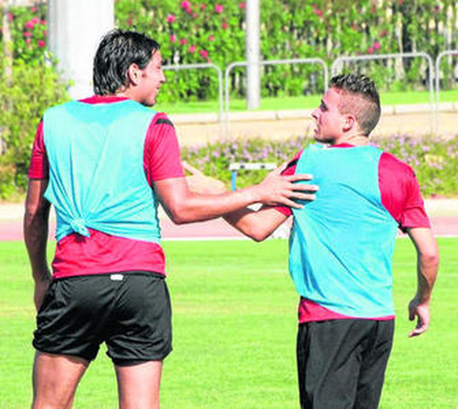 Ulloa bromea con Aarón en un entrenamiento.