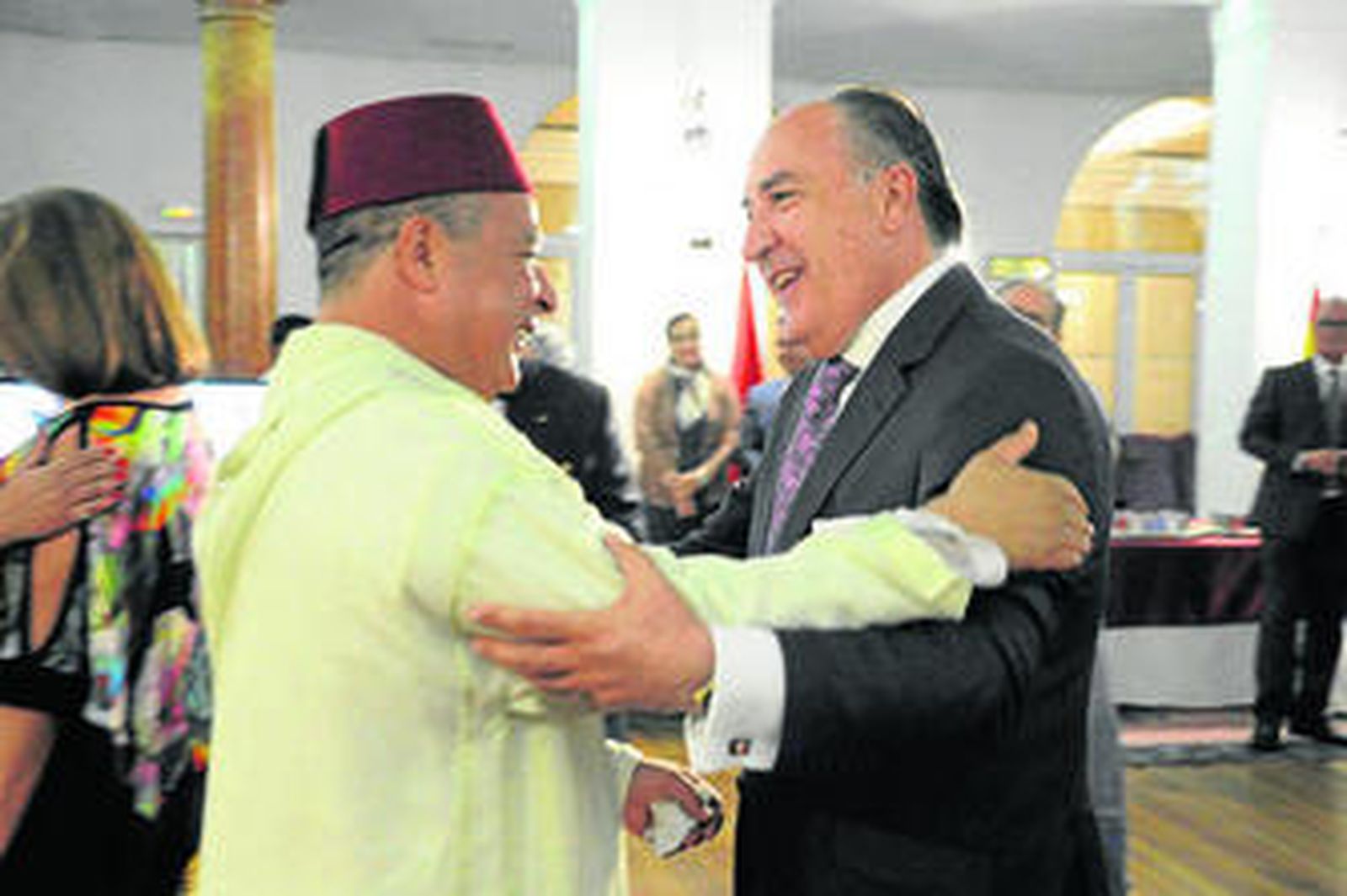 El cónsul de Marruecos en Algeciras (i) y el alcalde de la ciudad se saludan durante la fiesta del Trono.