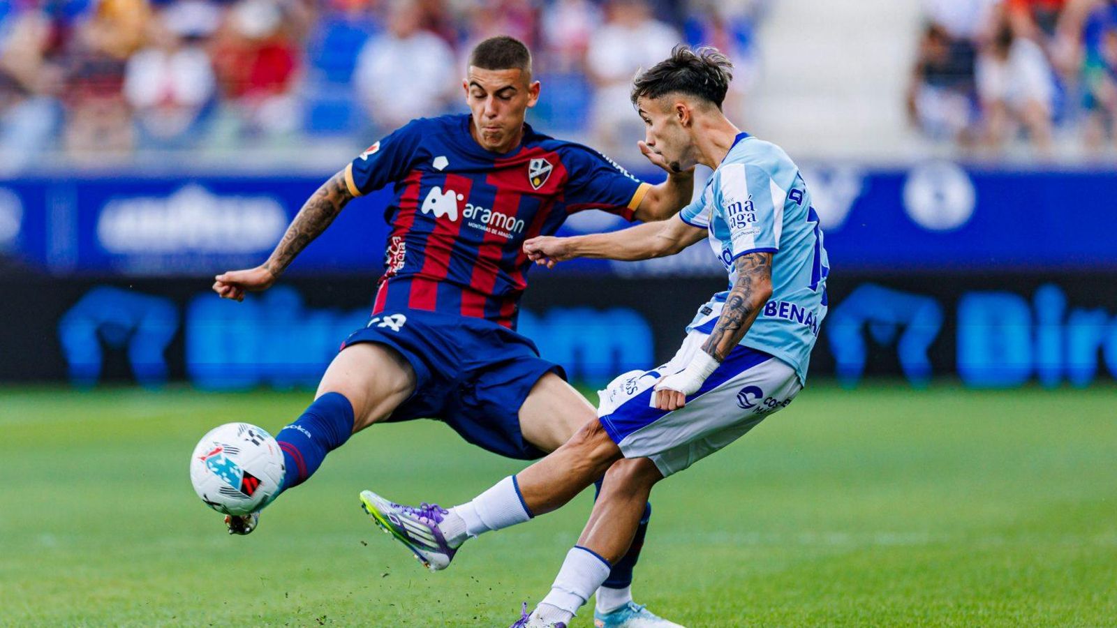 Sergio Arribas jugando un partido con el Huesca ante el Málaga este fin de semana