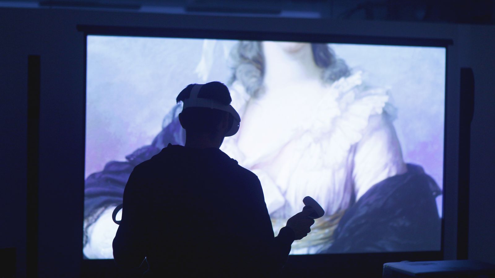 Un usuario con gafas de realidad virutal delante de una obra.