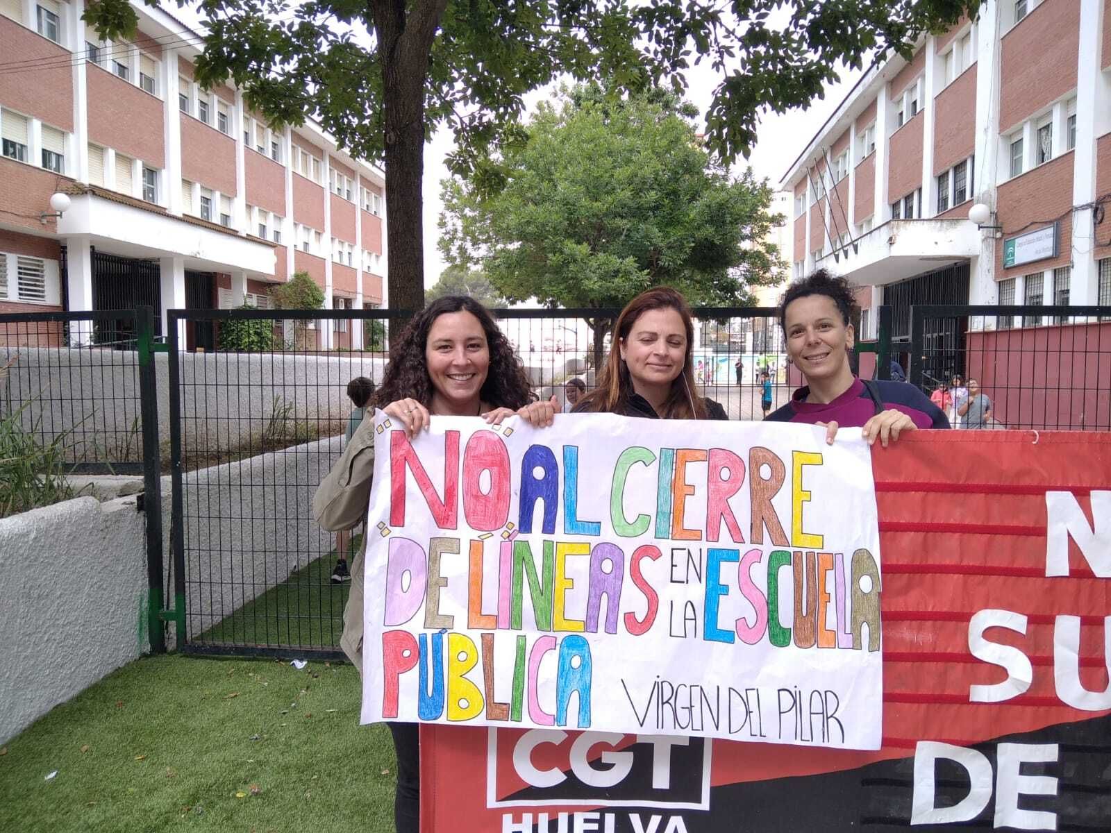 Concentración en el CEIP Arias Montano por la supresión de clases de Infantil en los colegios de Huelva