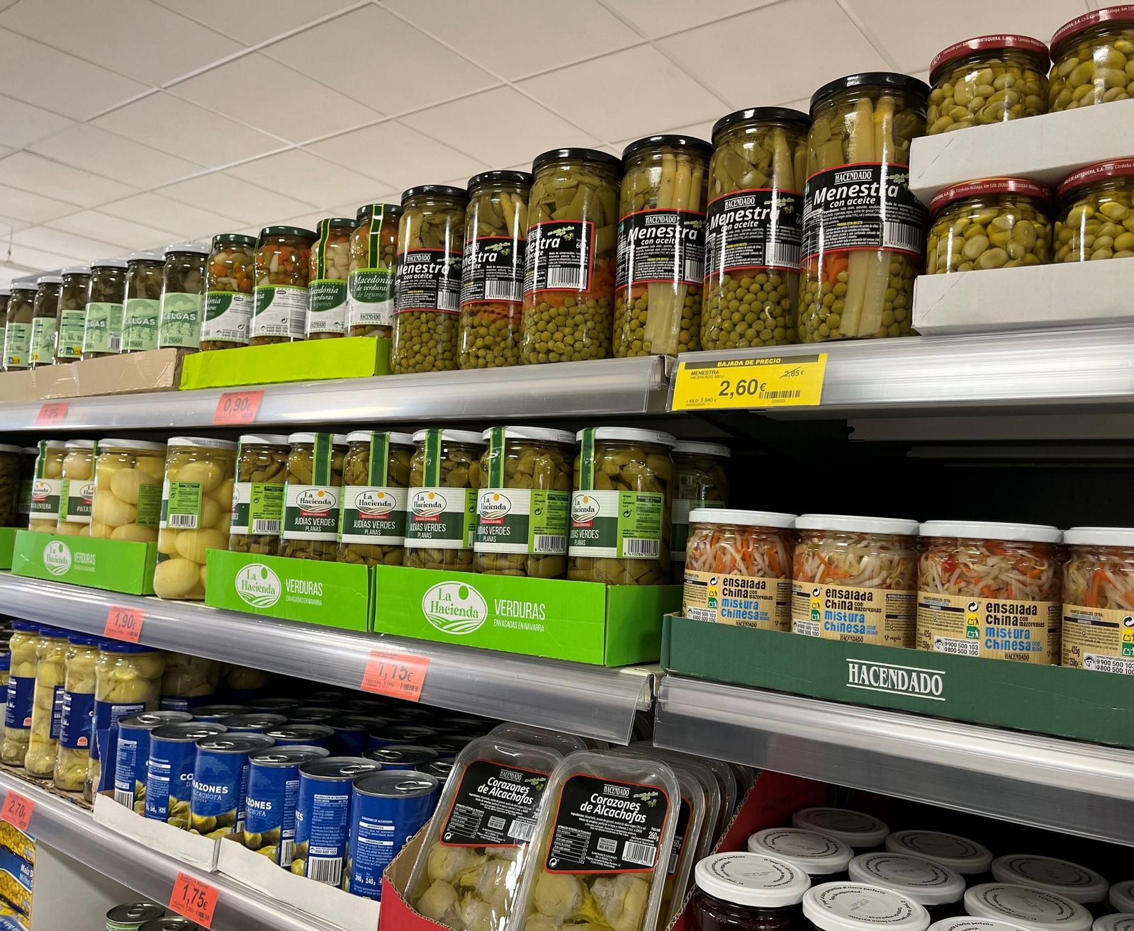 Lineal con productos de Mercadona