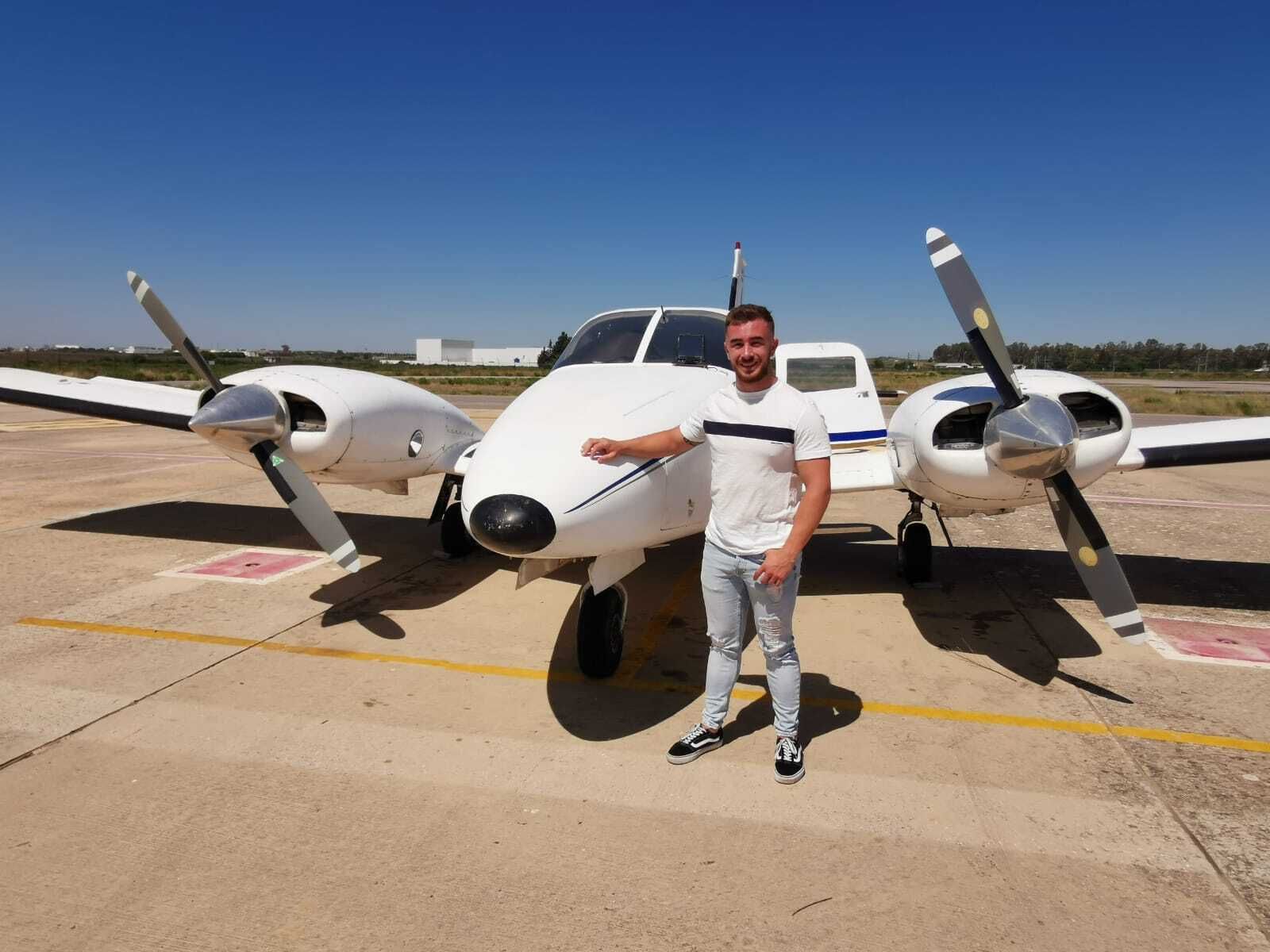 El jerezano Alberto Zambrana junto a la avioneta de Fly in Cádiz.