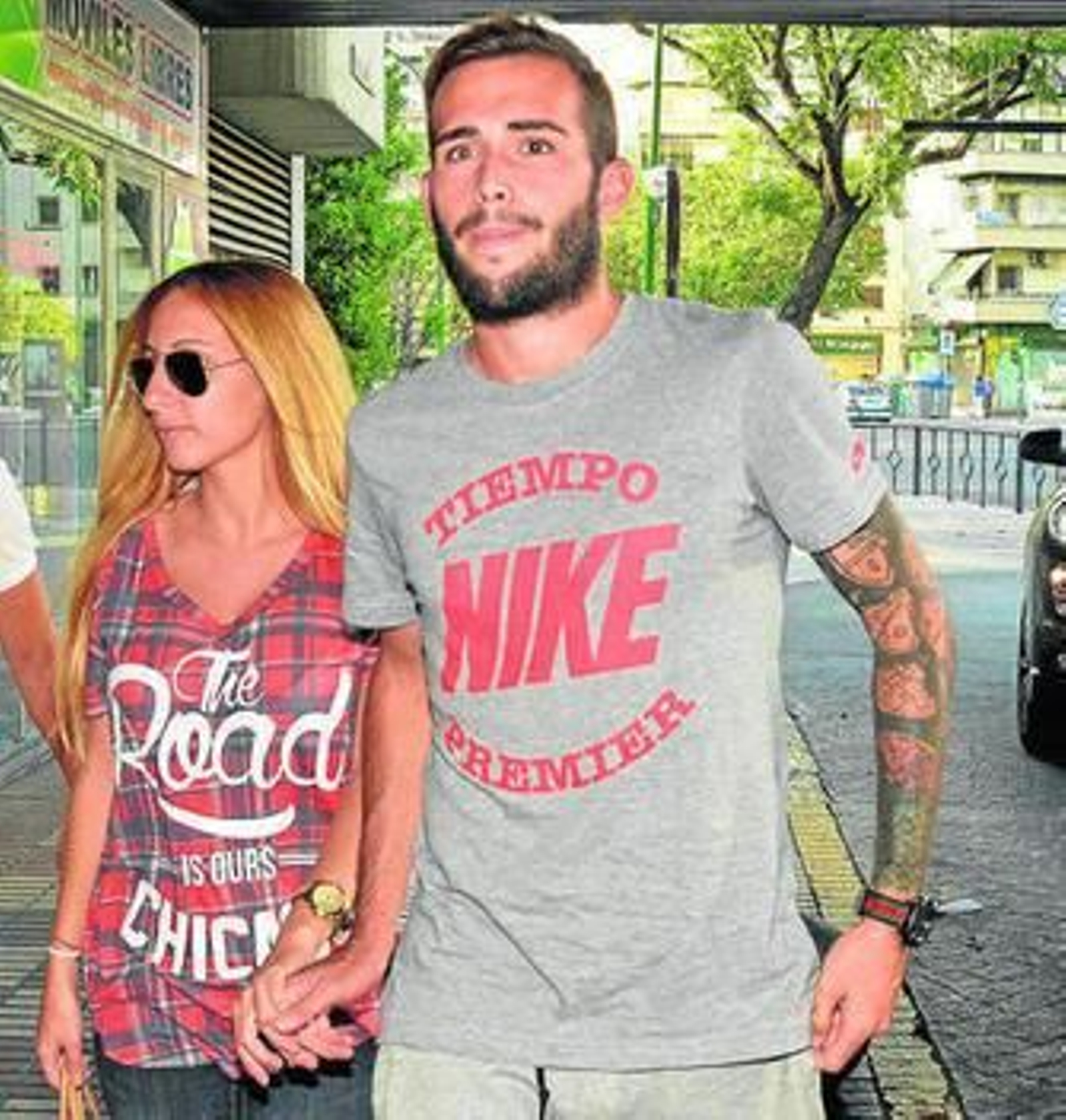 Aleix Vidal a su llegada a Sevilla con su pareja el domingo pasado.
