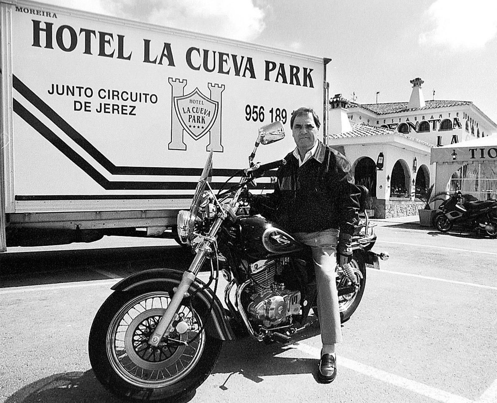 Joaquín Marín, a lomos de una motocicleta Shadow.