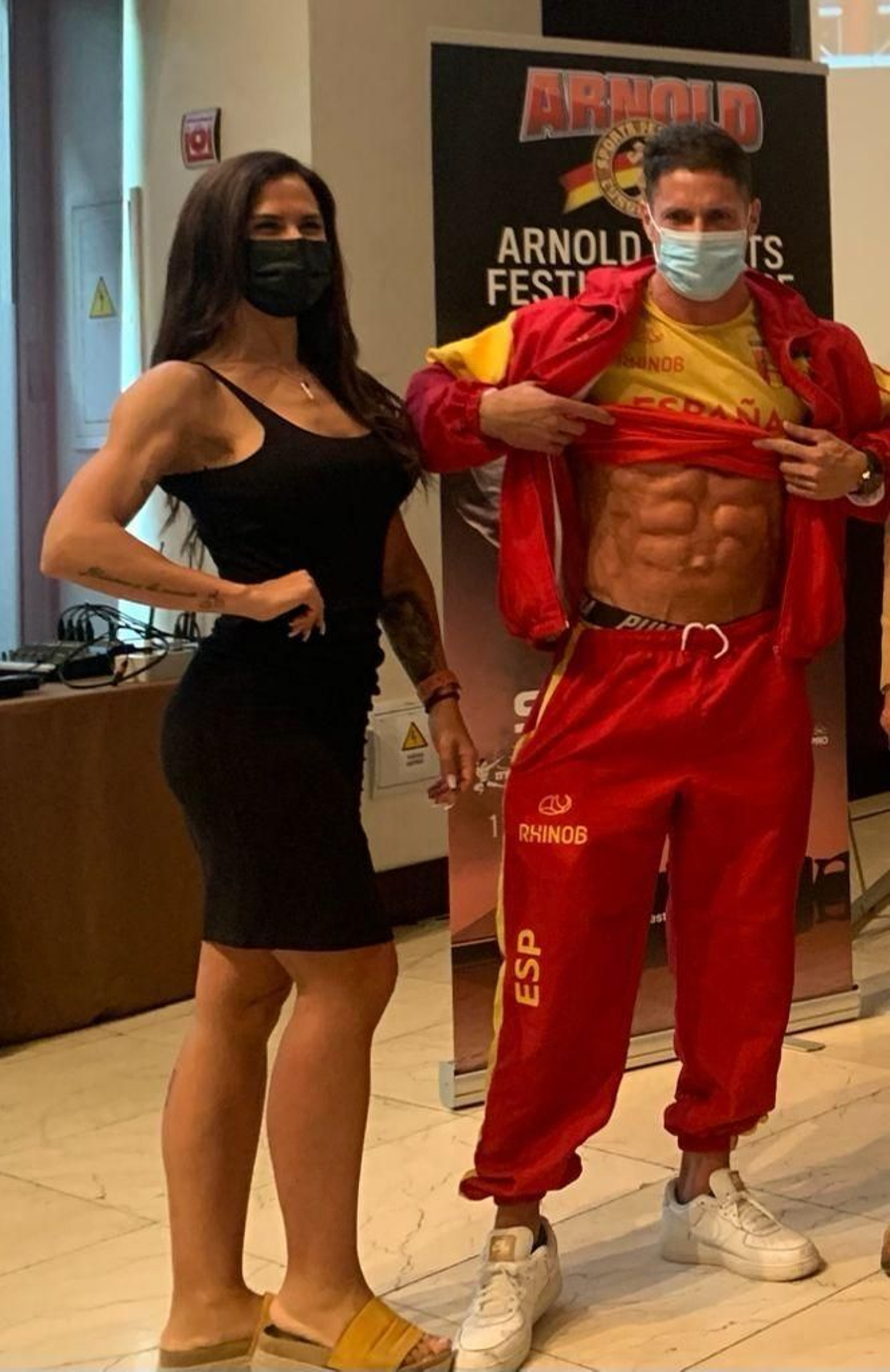 Los atletas Estefanía Olivares (fitness) y Ricarco Vera (culturismo), en la presentación.