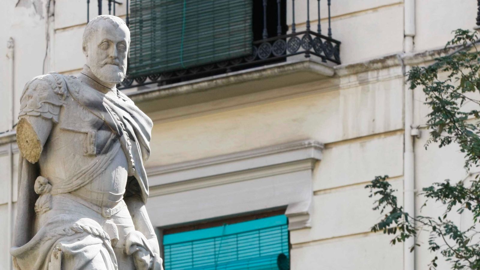 Imagen de la estatua de Carlos V sin el brazo derecho