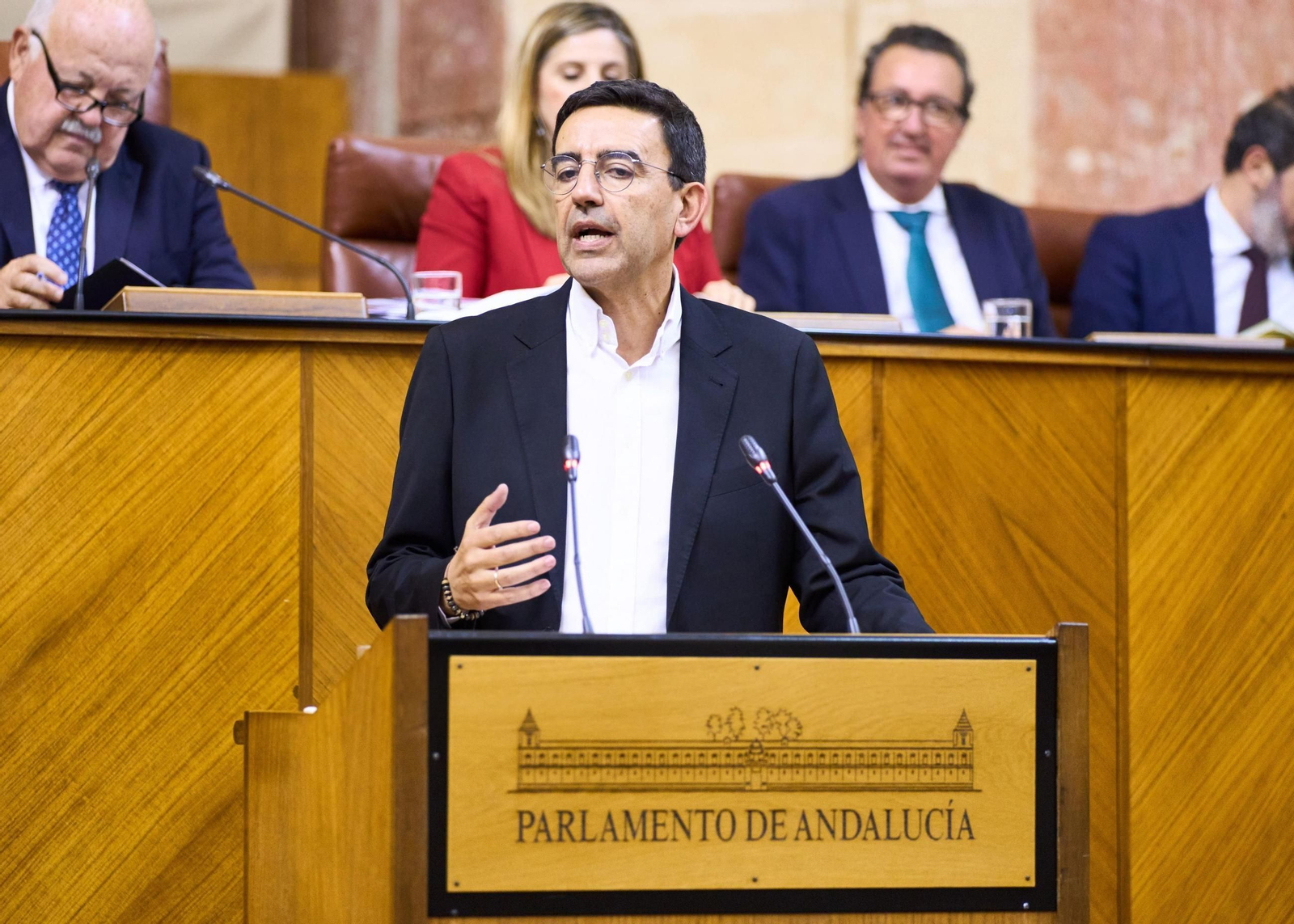 El diputado socialista Mario Jiménez en la tribuna del Parlamento Andaluz