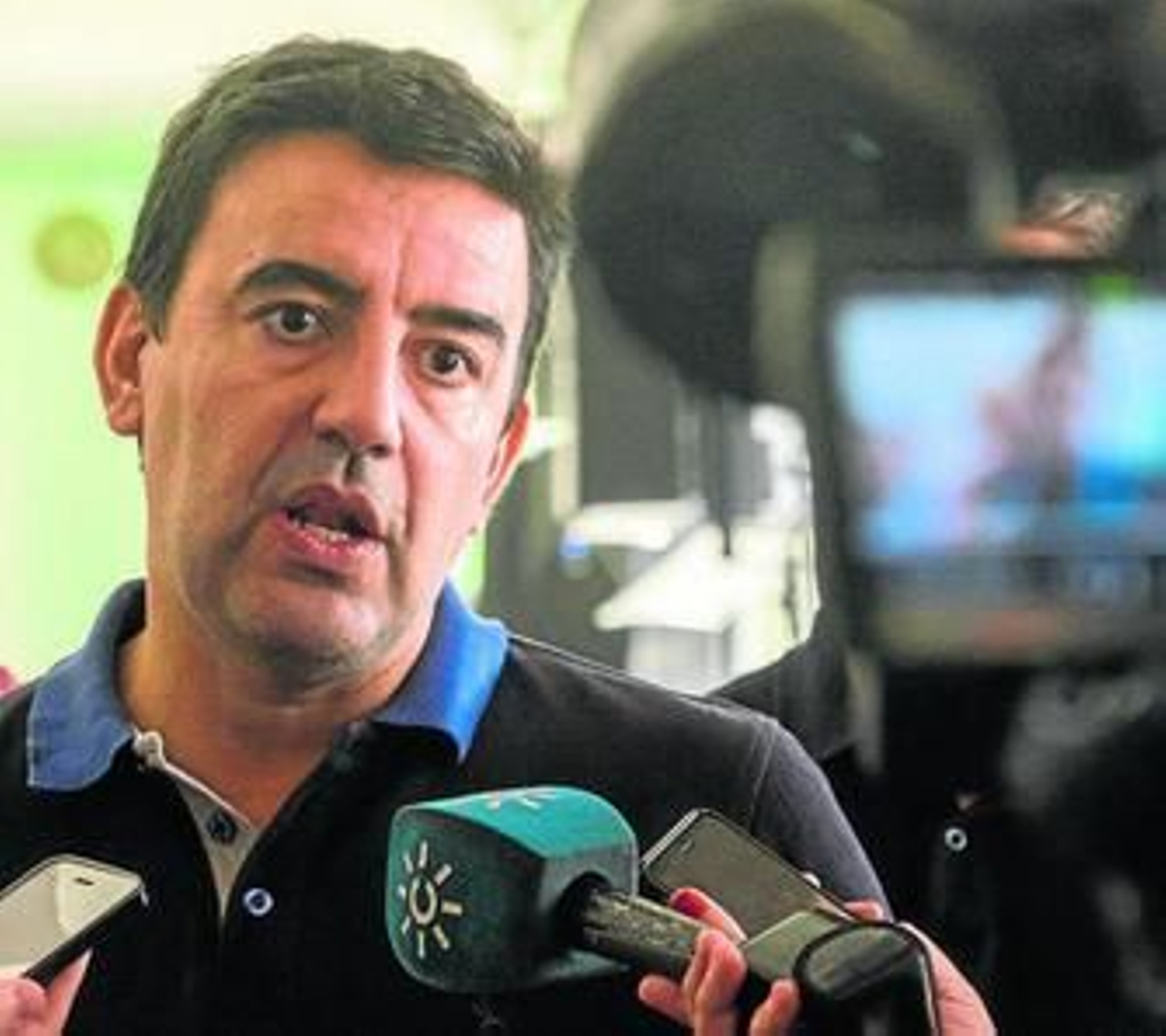 Mario Jiménez atiende ayer a los medios de comunicación antes de participar en un acto en Punta Umbría. Mario Jiménez atiende ayer a los medios de comunicación antes de participar en un acto en Punta Umbría.