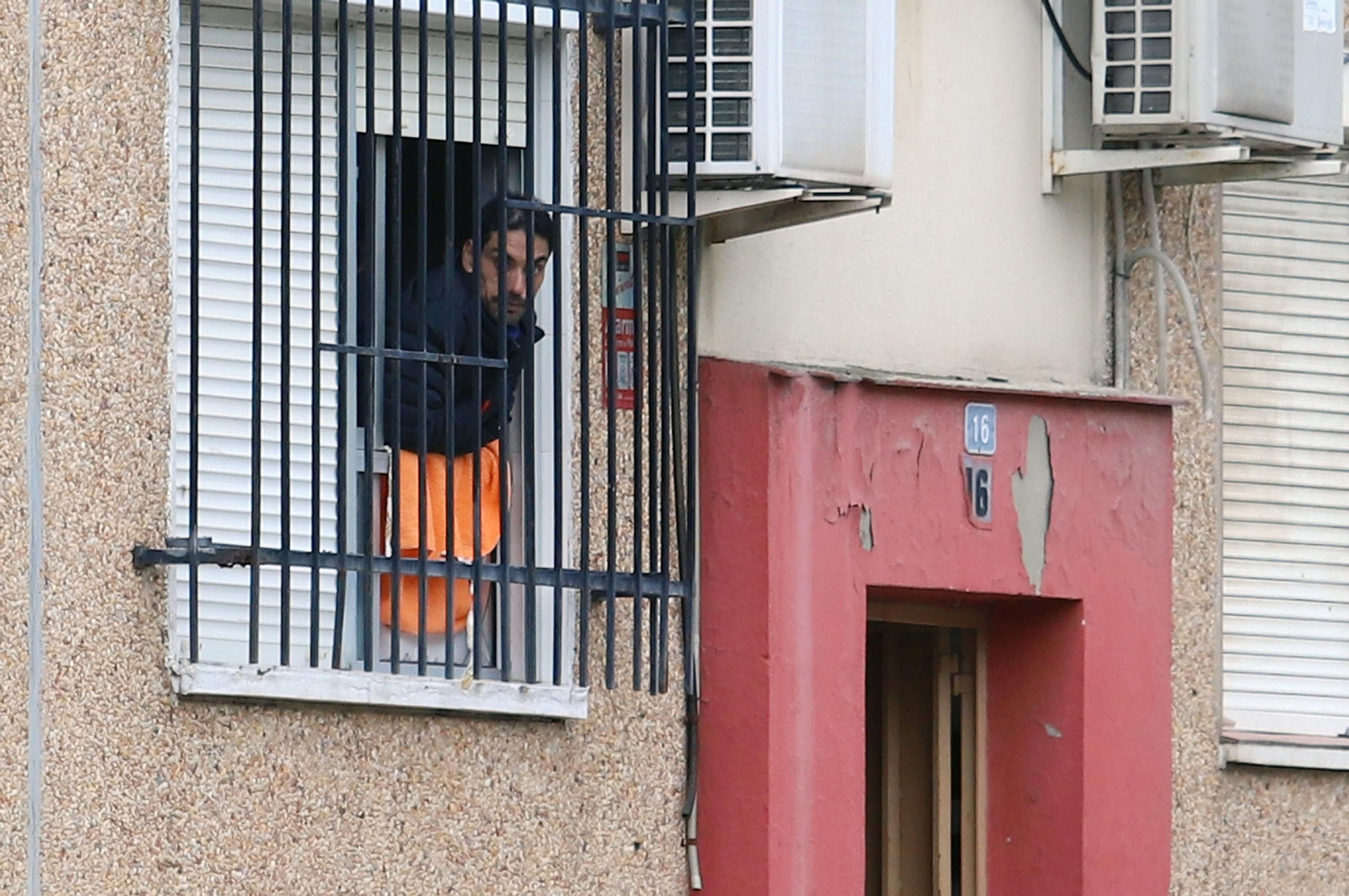 Imágenes del atrincherado que amenazaba con hacer estallar una bombona en el Torrejón, Huelva